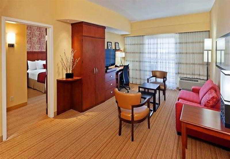 Courtyard By Marriott Tulsa Woodland Hills Hotel Exterior photo