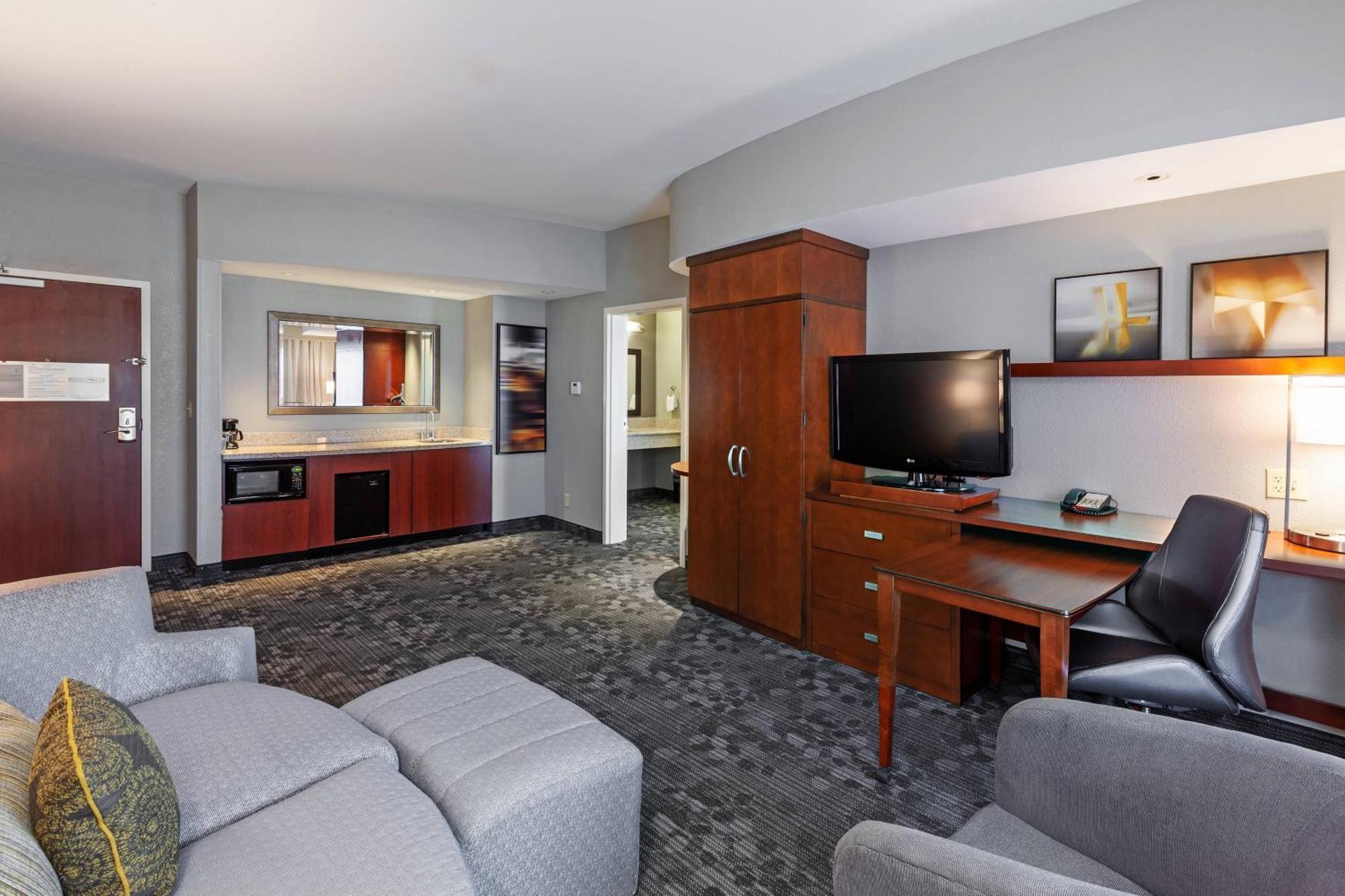 Courtyard By Marriott Tulsa Woodland Hills Hotel Exterior photo