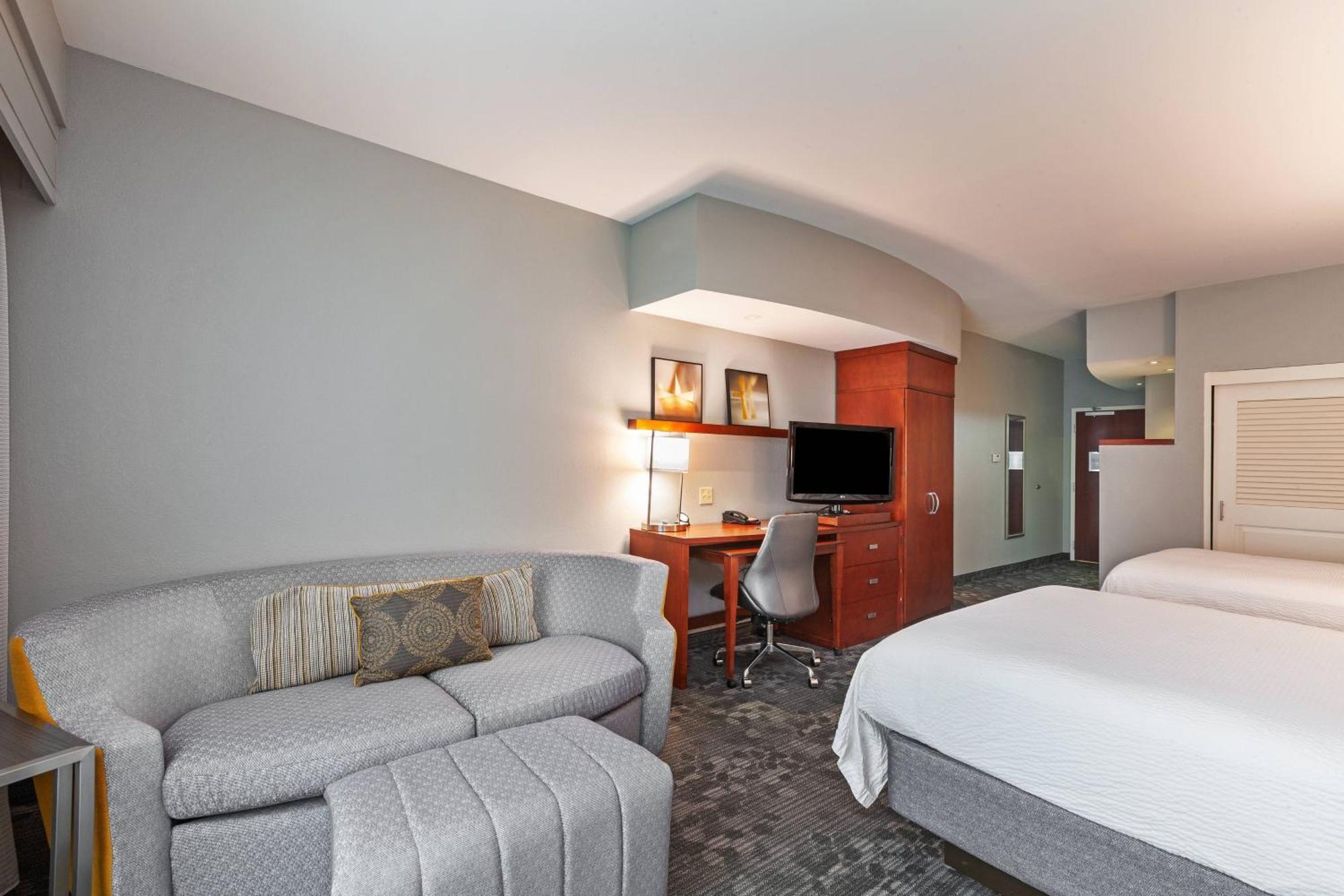 Courtyard By Marriott Tulsa Woodland Hills Hotel Exterior photo