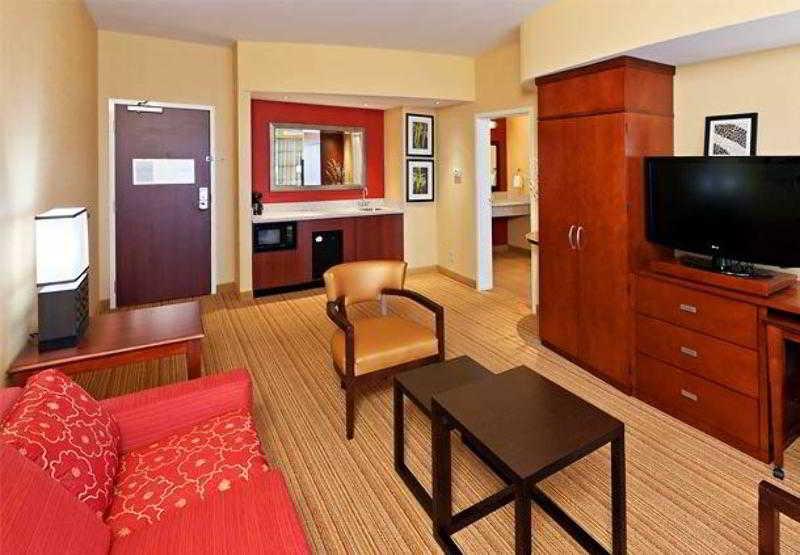Courtyard By Marriott Tulsa Woodland Hills Hotel Exterior photo
